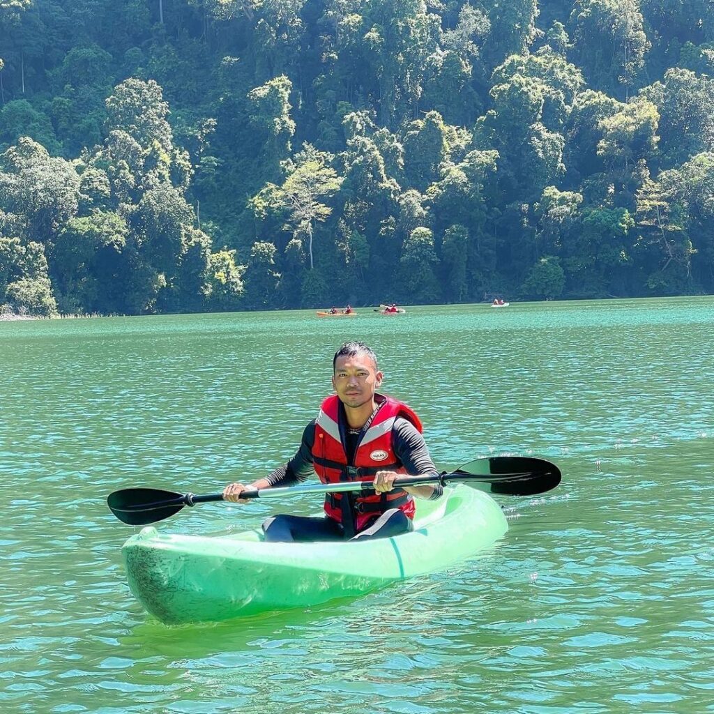 Rides at Lake Dayang Bunting