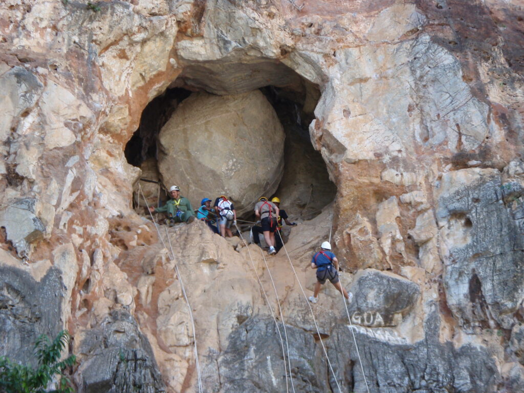 abseiling gua damai extreme park