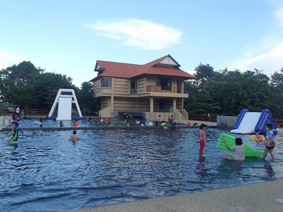 kolam renang putera valley resort