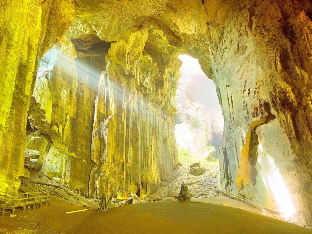 sejarah gua gomantong